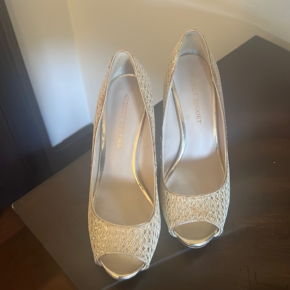 Size 7.5 gold/yellow peep toe AUDREY BROOK pumps with gold heel.